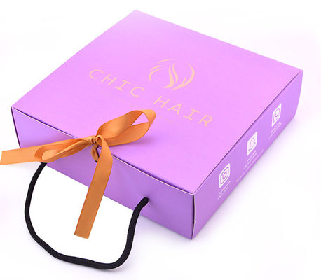 Confezione regalo in cartoncino avorio con laminazione opaca stampata colori rosa con nastro e manico