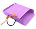 Confezione regalo in cartoncino avorio con laminazione opaca stampata colori rosa con nastro e manico